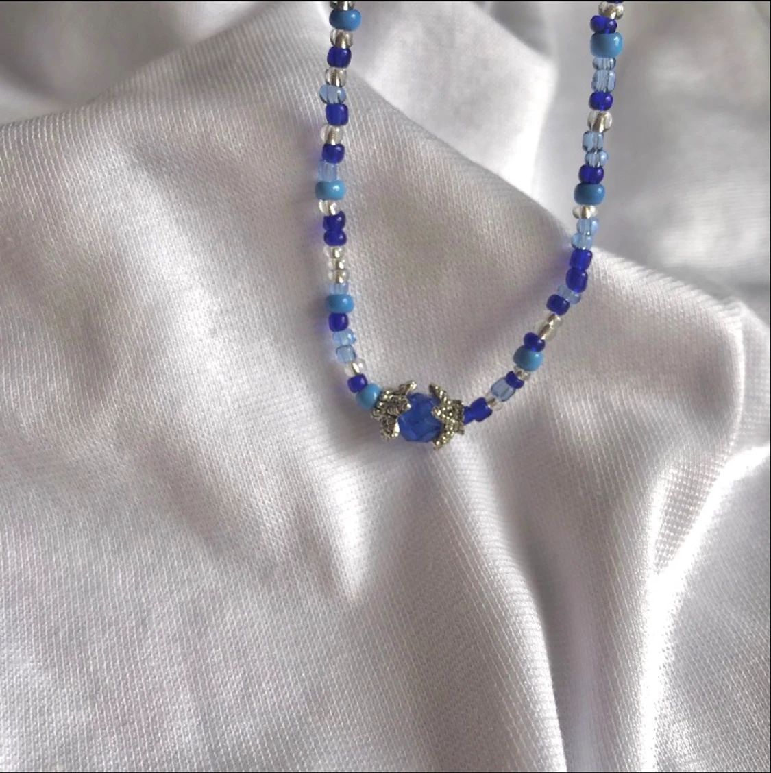 Blått pärlhalsband