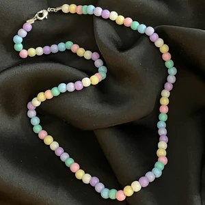 Pärlhalsband, pastell - Färgglatt pärlhalsband i somriga pastellfärger, som jag gör själv. Halsbandet är ca 45cm långt (kan även göra i andra längder),och stängs med ett silvrigt lås. Köparen står för frakt och returneras ej ❤️🧡💛💚💙💜