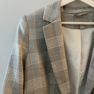 Kavaj H&M  - En rutig kavaj i storlek 44, mer som 42, med fastsydda uppkavlade ärmar. Den har fickor och en slits i bak. Den är använd ca 3 gånger och har inga defekter! Skitsnygg som overzised om man vanligtvis har en mindre storlek. Köparen står för frakt och returneras ej 🤍