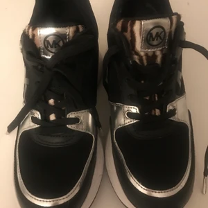 Michael Kors stl 36 - Michael Kors sneakers i storlek 36 använda ett fåtal gånger, som i nyskick. Inköpta på Zalando. Nypris 2800:-. Inga defekter. Inbyggd kilklack, väldigt bekväma! Skorna är svarta med vit sula, silverfärgade detaljer och logga baktill på skon. Flärpen är mönstrad i leopard. Avhämtning alternativ mötas upp i Mölndal/Göteborg. Kan även skicka, köparen står för frakt. Ansvarar ej för postens slarv!