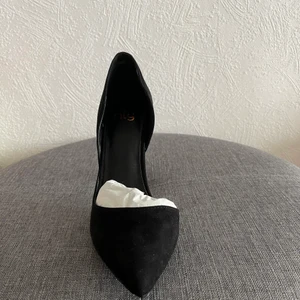 Svarta klackar  - Helt nya klackar i storlek 39.