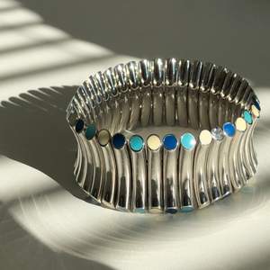 Jättefint silver armband med blåa och vita detaljer! Säljer pga att den inte kommer till användning 💙 innermått: 18 cm