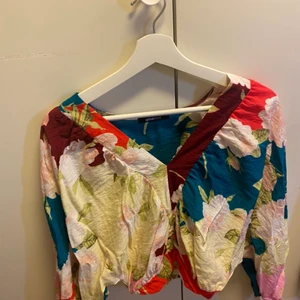 Mönstrad topp - Mönstrad topp från Gina tricot, härliga färger medför vår känslor. Bra i storlek lagom XS. 