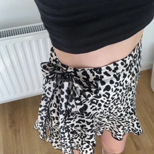 Leopard mönstrad kjol - En leopard mönstrad kjol från shein! Jätte fin och bra skick, går till och med att spänna i midjan väldigt hårt! Super snygg till sommaren