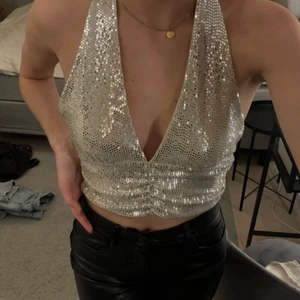 Glittrig topp - Helt ny glittrig festtopp från Gina tricot, slutsåld på hemsidan. Köparen står för frakten💕