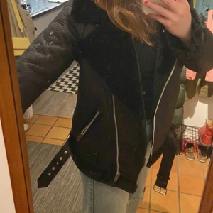 PU-Jacka - Jättefin fejk läderjacka med fluffigt inner material. Passar någon som är lite längre än mig (165cm). Nypris 1099kr men jag säljer för 800kr. (Priset går att förhandlas) Helt oanvänd med prislapp på. 