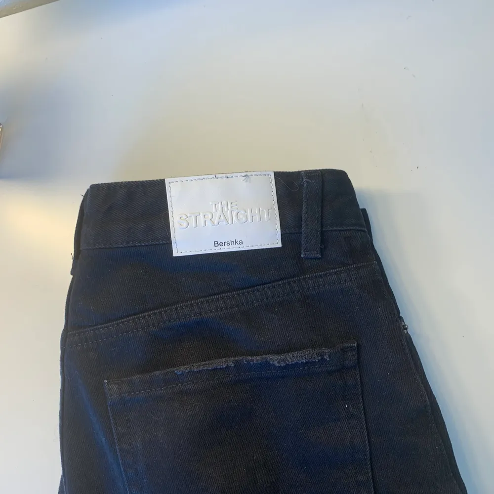 Säljer mina superfina svarta straitleg jeans.💕 Sparsamt andvända och i fint skick. Nypris ligger på ca 400kr. Pris kan diskuteras. Det är bara att höra av er om ni har några frågor.😊. Jeans & Byxor.