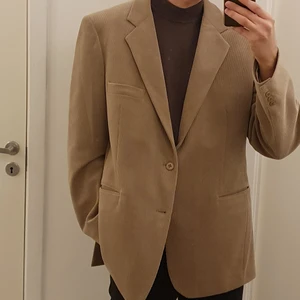 Kavaj - En beige kavaj med ett manchester likande material o ömmar. Jackan är oskadad och alla knappar finns. Inner fickan är oskadad också. Jackan ser bra ut som en center piece som man kan bygga en outfit runt eller matcha med andra kostymer. 