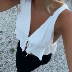 Vit topp / linne - Jättefin vit topp från bikbok, strl S, original pris 299kr, helt ny