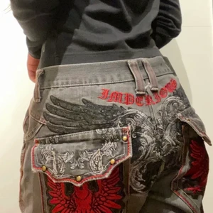 Jeans med tryck - Säljer nu mina favorit jeans med tryck som tyvärr inte kommer till användning längre.😢😢 Dem sitter väldigt baggy på mig som är 167. Knappen där fram saknas men går att fixa. Fickorna är lite slitna men inget som syns. Vid flera intresserade blir det budgivning👌💞. (Köp direkt för 800 ink frakt) (lånade bilder) 