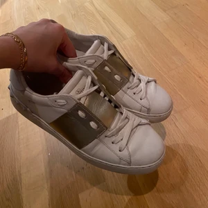 Valentino sneakers - Sjukt snygga och populära Valentino sneakers! De har som ni ser på bilderna vissa tecken på användning men är ändå i riktigt fint skick! Köp direkt 3400