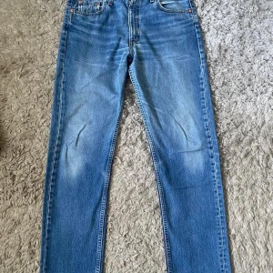 Levis Vintage Byxor  - Levis vintage byxor i okej skick. Finns ett hål men som är litet o lättlagat!  De är i storlek 33x36 men passar mindre storlek. Mått längd: 105 midja: 42. Plick safepay kan användas om köpare vill!