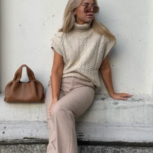 Stickad väst - Perfekt plagg till våren. Första bilden är lånad. Plagget är i toppskick och endast använt en gång. 