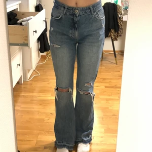Jeans  - Från bershka, såå mjukt och skönt material. Nypris 400 och mycket sparsamt använda, 166kr med frakt inräknad 💓🙏