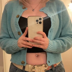 Kofta från Monki - Helt ny i storlek M, lapp finns kvar. Säljer då den inte är min stil längre. Väldigt fin färg och skön. Passar från Xs-M, kanske liten L beroende på hur man vill att den ska passa. Möts eller fraktar❣️