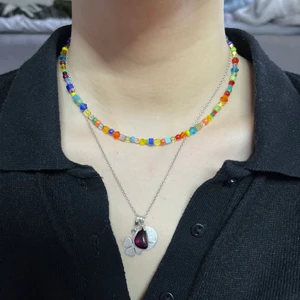 pärlhalsband  - Egengjort pärlhalsband av båda plast och glaspärlor! Finns en liten förlängningskedja på halsbandet, så det är ungefär 38-42cm långt! Frakten på 14kr ingår i priset💖