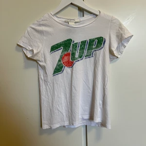 7up T-shirt  - T-från H&M med 7up tryck. Storlek XS. Samfraktar gärna och hör av dig vid funderingar 