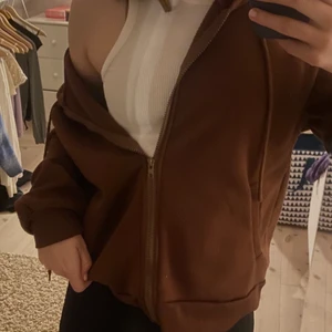 Zip up hoodie  - Superfin brun hoodie med dragkedja, perfekt att ha över ett linne eller t-shirt❣️i nyskick. Storlek M men passar bra för mig som har xs eftersom jag gillar lite oversize