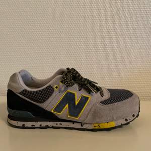 Skor från New Balance i storlek 37.5 (passar mig som har 38). Gråa och mörkblåa med gula detaljer. Använda men nästan nya. Möta upp i Göteborg eller så betalar köparen frakten💗