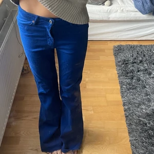 Blå jeans  - Har aldrig kommit till användning så hoppas någon annan vill utnyttja dem 💙