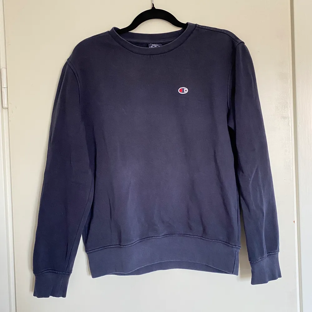 Marinblå sweatshirt ifrån champion. Rätt så använd med fortfarnade i gott skick! Spårbar frakt ligger på 66kr och betalning sker via swish😋. Tröjor & Koftor.