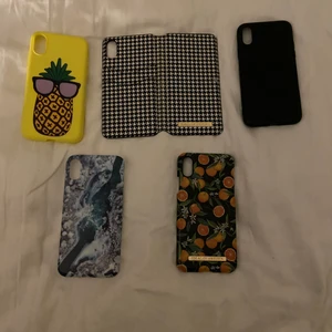 Mobilskal -  Hej säljer fem mobilskal ett av dem är svart vit och man behöver något magnetiskt skal till och det kostar 50 kr (alla Ideal of sweaden skal är magnetiska och passar) ananas skalet och det blåa kostar 30 kr st. De helsvarta kostar 10 kr och det svarta med apelsiner på kostar 80kr