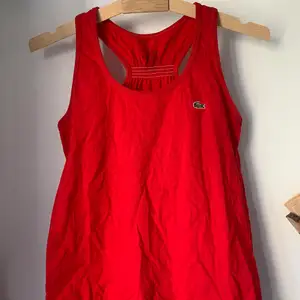 Säljer detta röda halterneck/racerback linne från Lacoste som är köpt vintage. Passar de flesta beroende på vilken passform man söker.