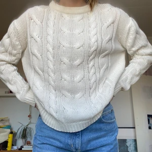 Vit stickad tröja - Perfekt tröja att dra på sig över klänningen på sommaren. Stickad tröja som ej känns för tung. Köpt second hand men ursprungligen från lager 157. Strl Xs men skulle funka för S och säkert M.