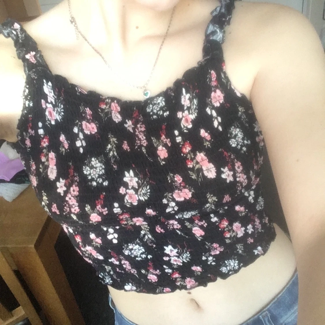 Svart och blommig topp