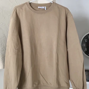 Sweatshirt  - Säljer denna ljus bruna sweatshirt från weekday. Den är storlek M och är i perfekt skicka. Jag säljer för att jag har växt ur den. Tröjan är sparsamt använd dessutom.               Köparen står för frakten, dock om affären är smidig kan vi dela på frakten.