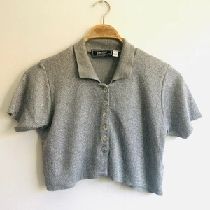Retro croptop, glittrig!  - Vintage topp med knappar framtill. 58% viskos, 25% akryl, 17% metallisk. Längd: cirka 39 cm. Märkt 34/36