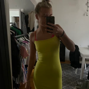 sommarklänning - Gul tajt klänning med smaka band, köpt på Gina, knappt använd. Inte min stil längre ❤️