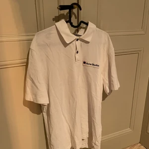 Acne Studios Piké - Snygg Acne Studios Piké som jag köpte på Paul&Friends! Riktigt skön och perfekt till sommaren! Storlek L🦾