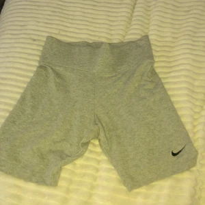 Shorts  - Gråa Nike shorts med svart Nike märke, använt 3-4 gånger.
