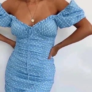 Klänning - Säljer denna super fina klänningen som tyvär inte kommit till användning pga att den var för stor. Kan diskutera priset.