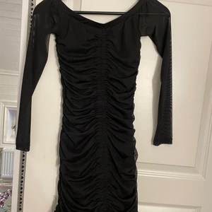 Klänning bikbok xs - Klänning köpt för 1,5 år sedan ca från bikbok, är i mersch på ärmar å sen ett svart under tyg, storlek xs, köpt för 500kr tror jag, endast använd 1 gång på julafton 