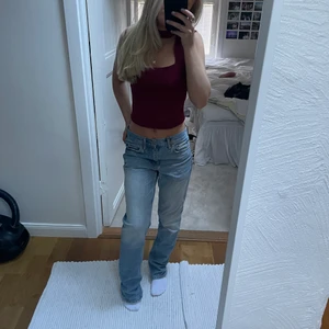 ljusblå jeans - så snygga ljusblå jeans i en så cool modell🥰 knappt använda och passar till allt! mid rise modell och är långa på mig som är 160:)köp direkt för 200+frakt