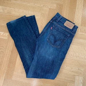 Levis Jeans - Fina Levis jeans i rak modell. Midjan är lite högre än vanliga lågmidjade. Lite slitna nere vid ankeln och i sömmen men inget man märker av. Går över skorna på mig som är 160 men har långa ben. Fler bilder kan skickas om så önskas! Köparen står för frakt🥰