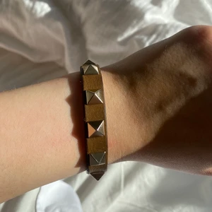 Valentino armband  - Säljer detta bruna valentino armband, har tyvärr inte kvitto eller box kvar eftersom det försvann under flytten. Hör av er vid fler frågor eller bilder