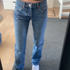 Zara mid rise jeans - Säljer dessa mid rise jeans från zara, skriv för frågor 
