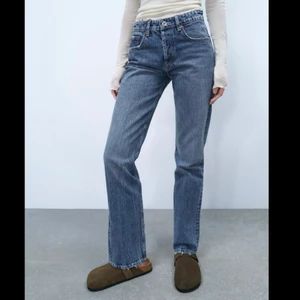 Mid rise jeans  - Säljer dessa snygga mid rise jeans från zara. Använda ca 2 gånger 💙 Säljer även ett par ljusblå i samma modell