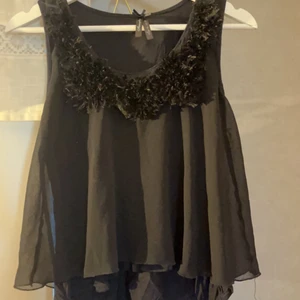 Svart linne  - Jätte fint Svart linne med detaljer, aldrig använt men gammalt. Storlek S, 80kr +frakt