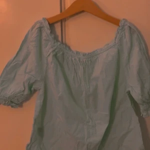 Ljusblå sommar topp - Super gullig sommar topp ifrån hm ❤️ är super fin att ha som en basic 😍 men ändå nått extra med armarna 🥰🥰 köparen står för frakt som är (45kr)🥰 hör gärna av dig om du är intresserad!🥰