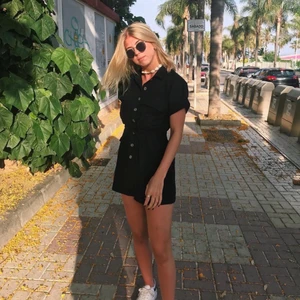 Jumpsuit - Säljer denna jättefina jumpsuit från NLY TREND då den inte kommer till användning längre. Den har knappar nästan hela vägen samt snöre i midjan💗