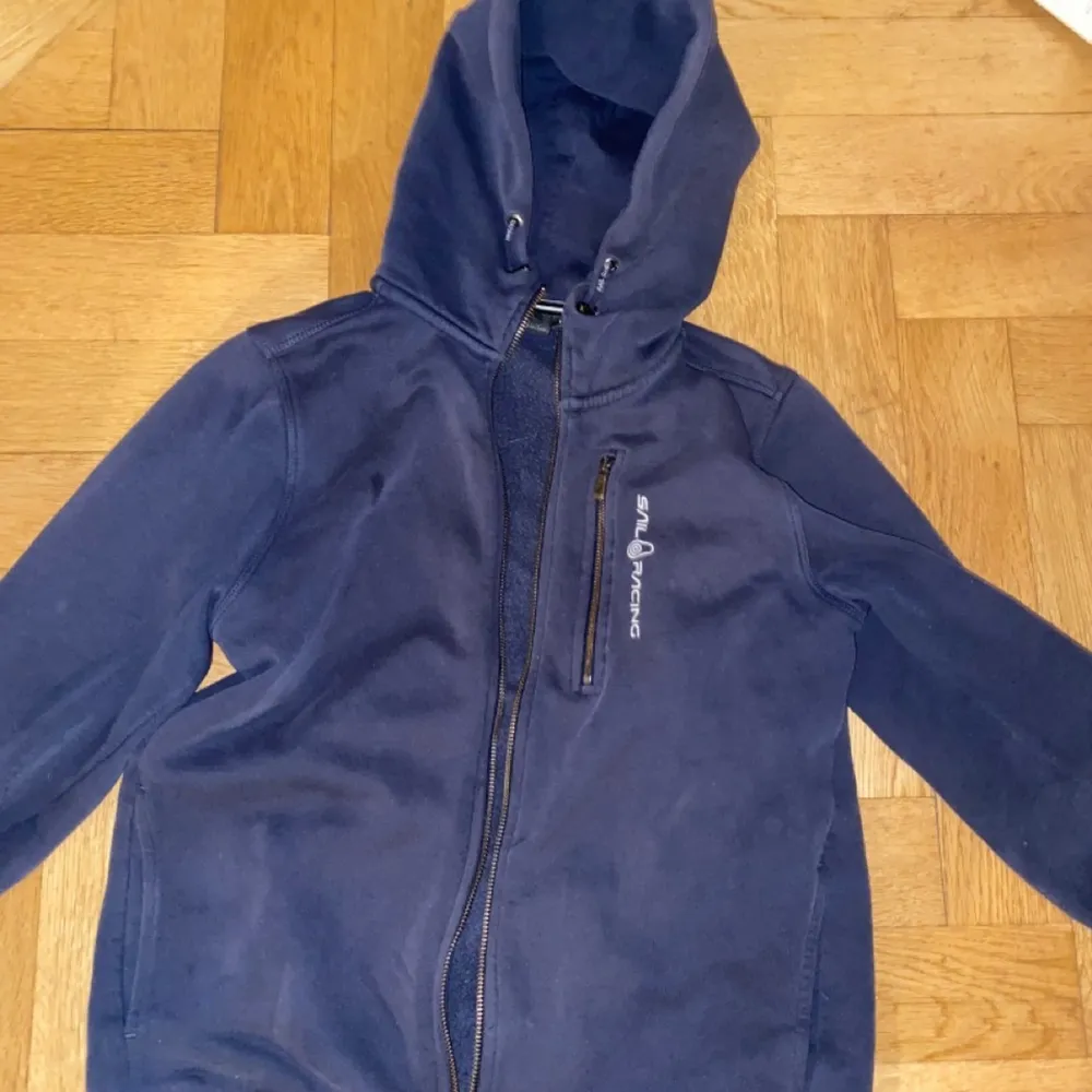 Mörkblå sailracing hoodie, köptes för ungefär 800 kr på kidsbrandstore. Tröjor & Koftor.
