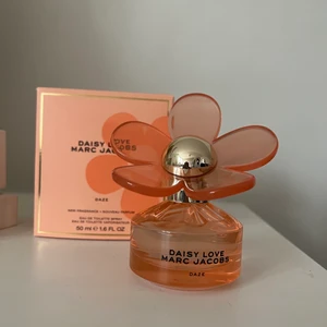 Marc Jacobs Daisy Love Daze parfym 50ml - Parfym från Marc Jacobs 50ml flaska. Endast 3 sprut tagna! Väldigt söt och somrig doft, men passade tyvärr inte på mig. 200kr + spårbar frakt 66kr. Annars finns den att hämtas upp i centrala Göteborg.