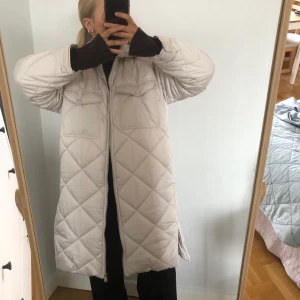 Vårkappa - Chiquelle  - Jättehärlig vit kappa från Chiquelle. Perfekt till våren. Storlek 36-38. Köpt för 900kr