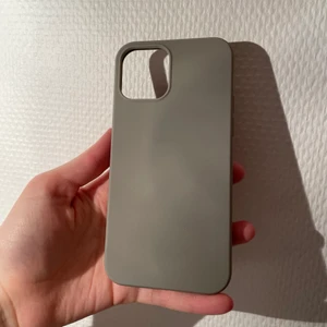 iPhone 12 skal -  Helt nytt skal till iPhone 12, frakten är 14kr med PostNord. Packas säkert i bubbelplast och postbevis samt gåva ingår alltid, pris sänks inte !! 