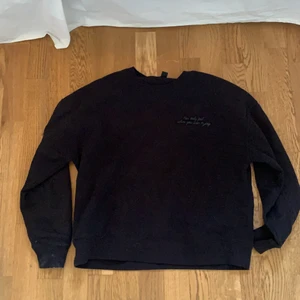 Svart tröja med text  - En fin svart tröja från Amisu i storlek M. Säljs då jag inte använder den längre 