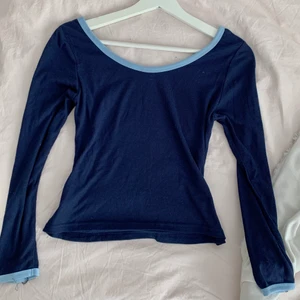 mörkblå topp  - säljer denna pga att den inte blev använd, storleken är m men den sitter som en s (andra bilden är lånad) <3